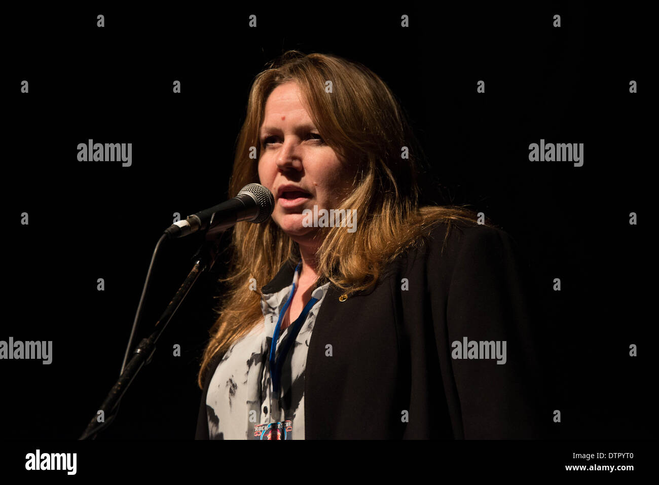 Londres, Royaume-Uni. Feb 22, 2014. Londres Angleterre, 22 févr. 2014 : 4 Rock Hawkwind de sauvetage et l'un des premiers groupes de rock de l'espace humide avec les équipes d'aide d'animaux, Nez Animal Asia, Équipe Badger & Doris Banham Dog Rescue, compered par présentatrice TV Matthew Wright, qui a abouti à un considérant de l'espace rituel par Hawkwind, et toutes les recettes sont versées aux organismes de bienfaisance à l'O2 Shepherds Bush Empire à Londres. Voir Li Capital Photo/Alamy Live News Banque D'Images