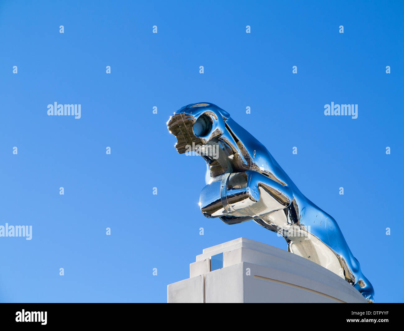 Une statue de chrome d'une Jaguar en dehors d'un concessionnaire automobile à Knoxville, Tennessee, Against A Blue Sky Banque D'Images