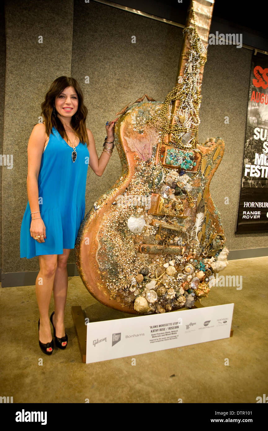 Hollywood, Etats-Unis. Feb 21, 2014. Gibson guitare art contributeur du projet Kathy Rose's création d'une guitare inspirée par Alanis Morisette. L'art guitares ont été affichées sur le Sunset Strip pendant un an, puis vendue aux enchères à Bonham's avec les profits iront à la charité. Crédit : Robert Landau/Alamy Live News Banque D'Images