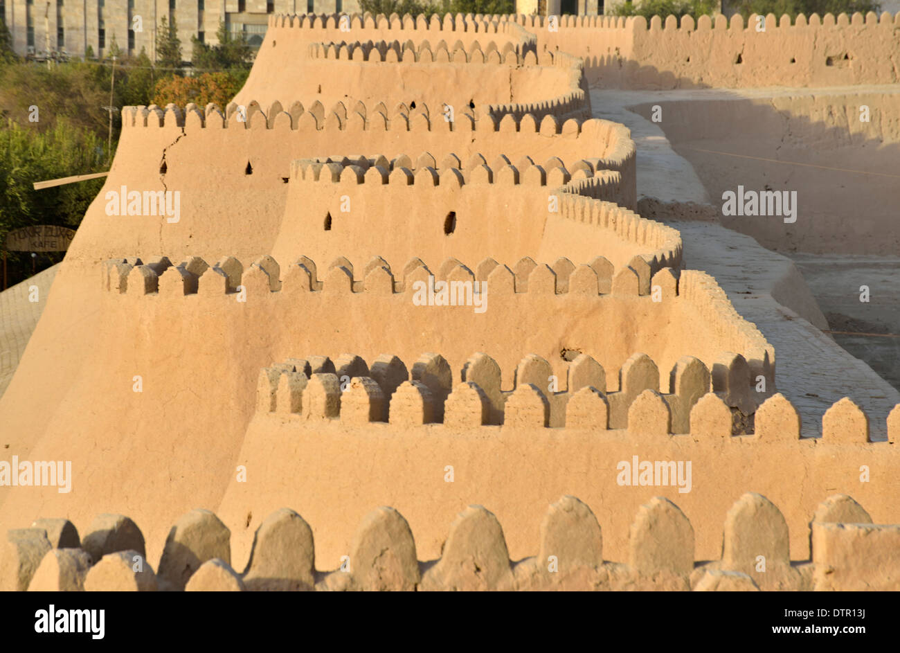 Partie nord-ouest du mur en terre de Ichon-Qala (vieille ville) dans la lumière du soir vu de la forteresse Ark Kuhna, Khiva, Ouzbékistan Banque D'Images