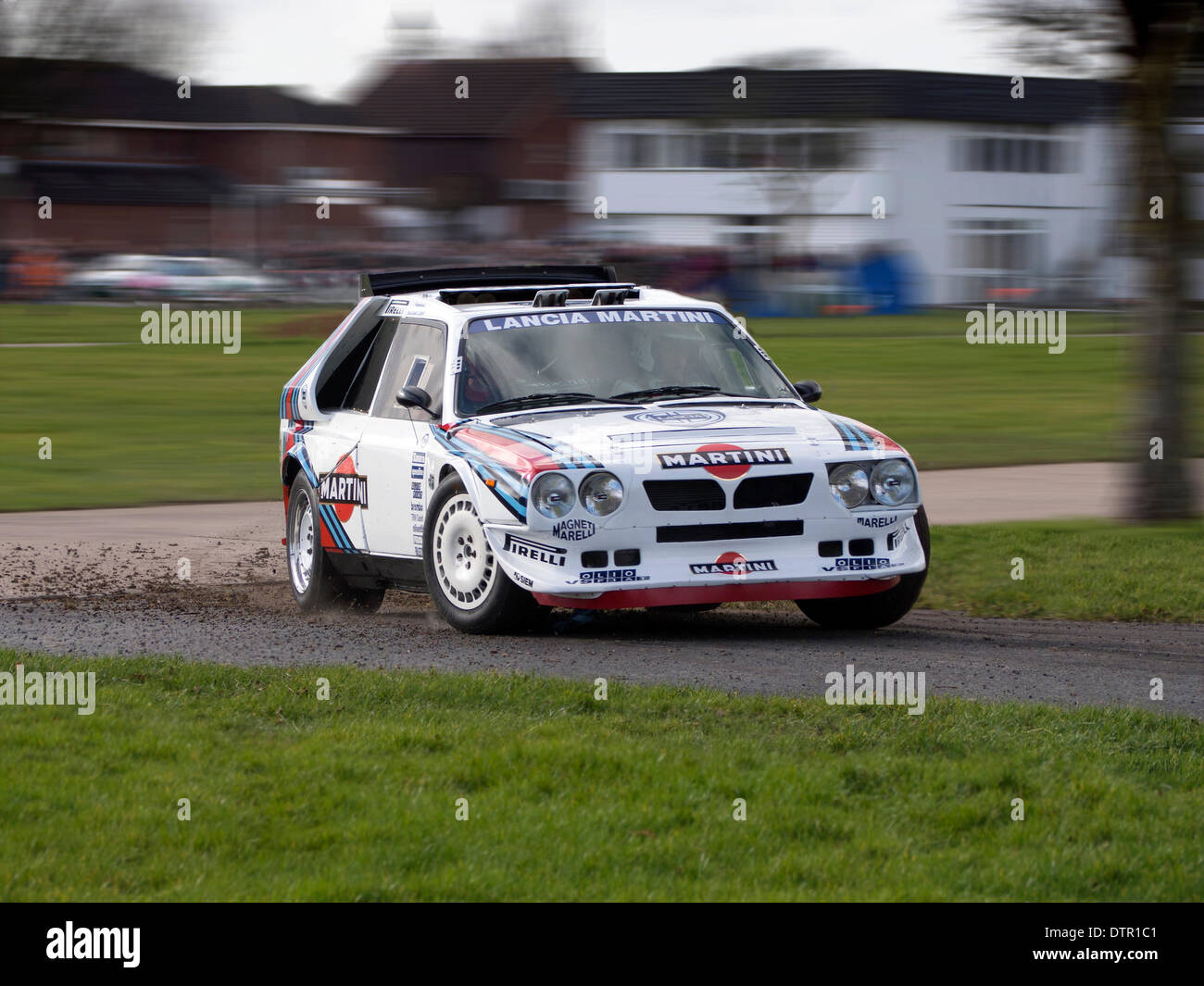 Stoneleigh Park, dans le Warwickshire, Royaume-Uni. Feb 22, 2014. Lancia Delta S4 Groupe B voiture rallye les virages à vitesse sur la scène à l'épreuve de rallye Race Retro exhbition Stoneleigh Park Warwickshire UK 22/2/2014 : Crédit Cabanel/Alamy Live News Banque D'Images