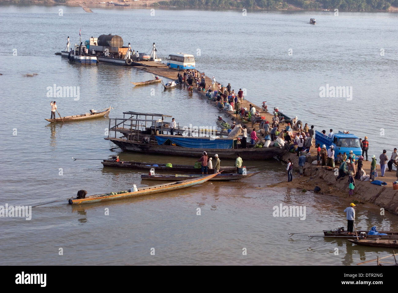 Un groupe de personnes sont en attente sur la rive du Mékong pour les ferry-boats à Stung Treng, au Cambodge. Banque D'Images