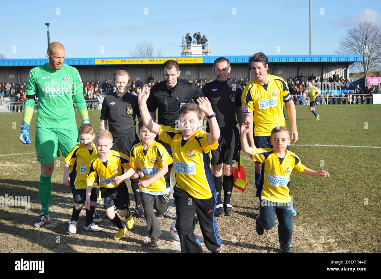 Gosport, UIK. Feb 22, 2014. Mascottes des capitaines et des fonctionnaires dans le cercle central.Gosport Borough v Havant & Waterlooville, demi-finale, FA Trophy, 22 février 2014 (c) Paul Gordon, Alamy Live News Banque D'Images