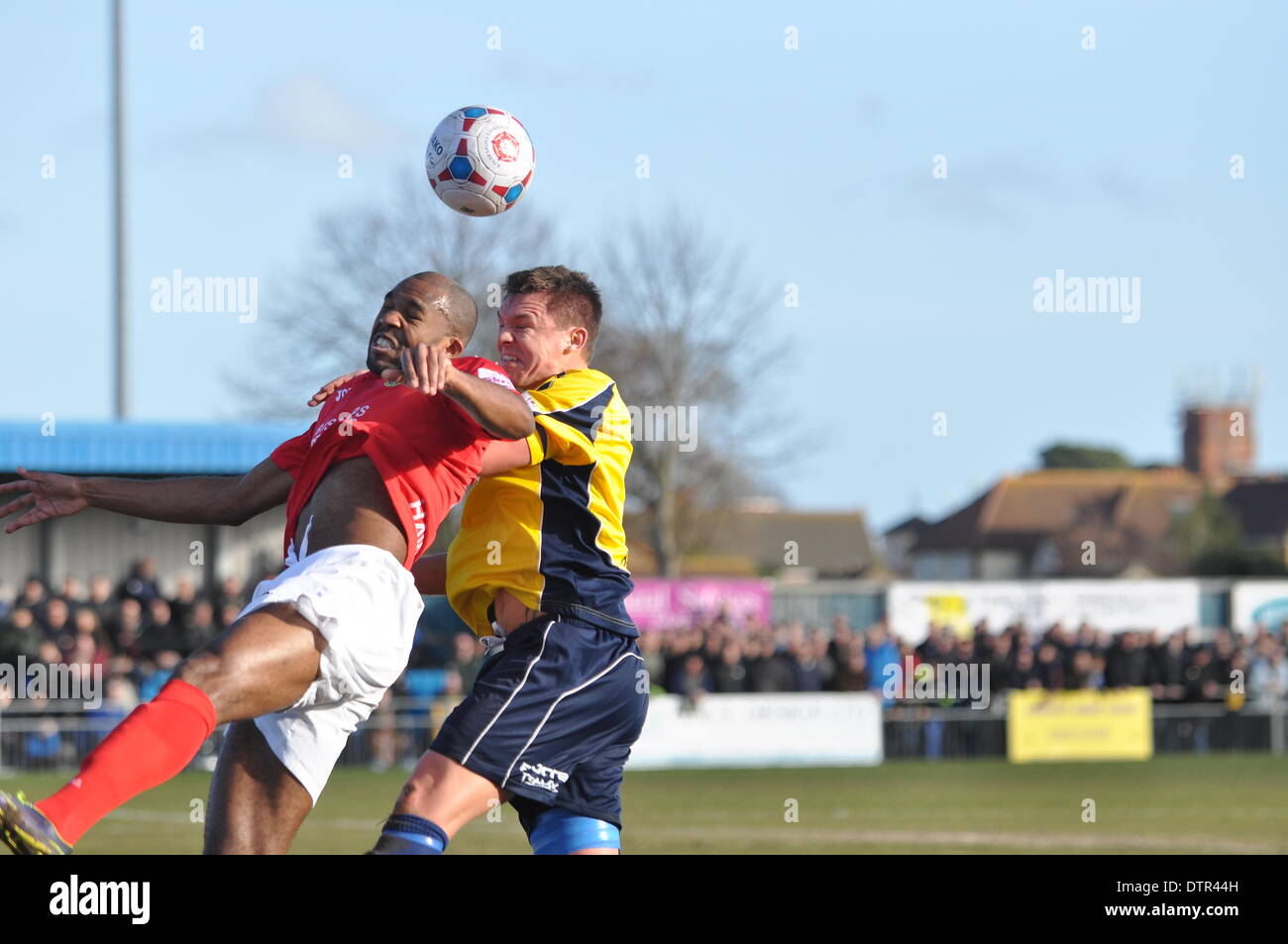 Gosport defender gagne aerial tussle. Feb 22, 2014. Gosport Borough v Havant & Waterlooville, demi-finale, FA Trophy, 22 février 2014 (c) Paul Gordon/flashspix.co.uk/Alamy Live News Banque D'Images