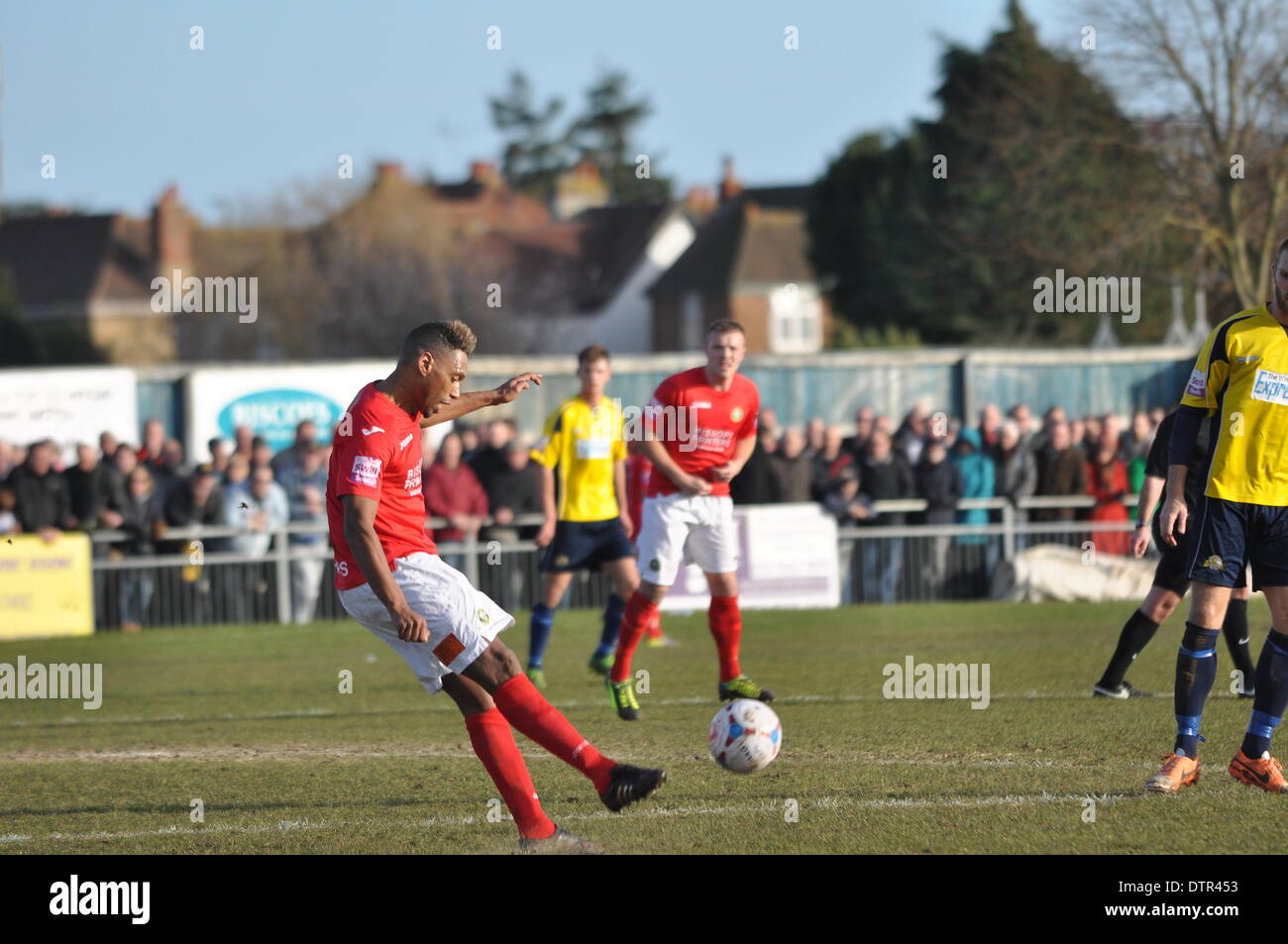 Havant defender efface ses lignes. Uk, 22 Feb, 2014. Gosport Borough v Havant & Waterlooville, demi-finale, FA Trophy, 22 février 2014 (c) Paul Gordon, Alamy Live News Banque D'Images