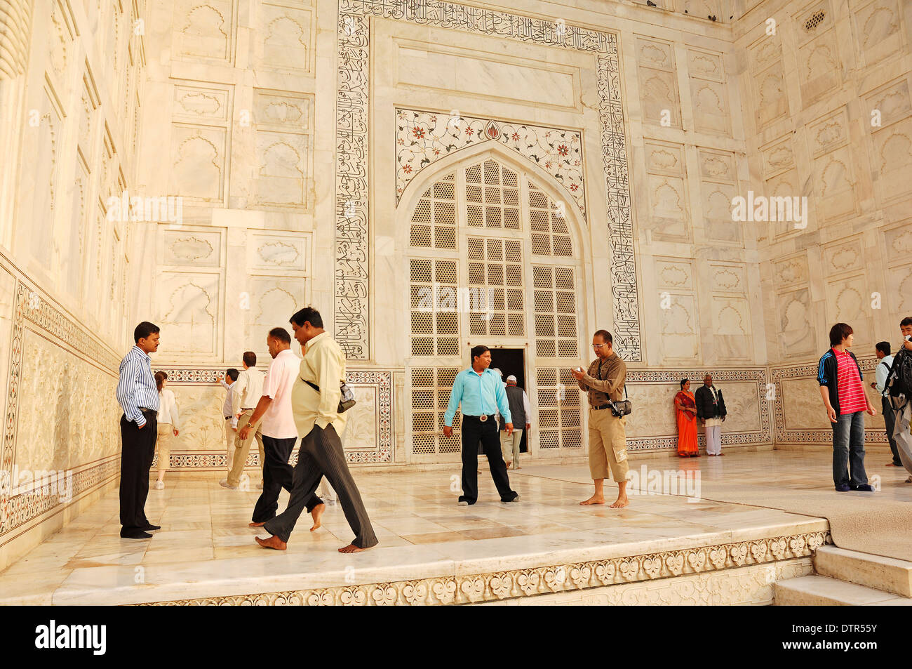 Les touristes à l'hôtel Taj Mahal, mausolée, construit par l'empereur Moghol Shah Jahan en mémoire de son épouse Mumtaz Mahal Banque D'Images