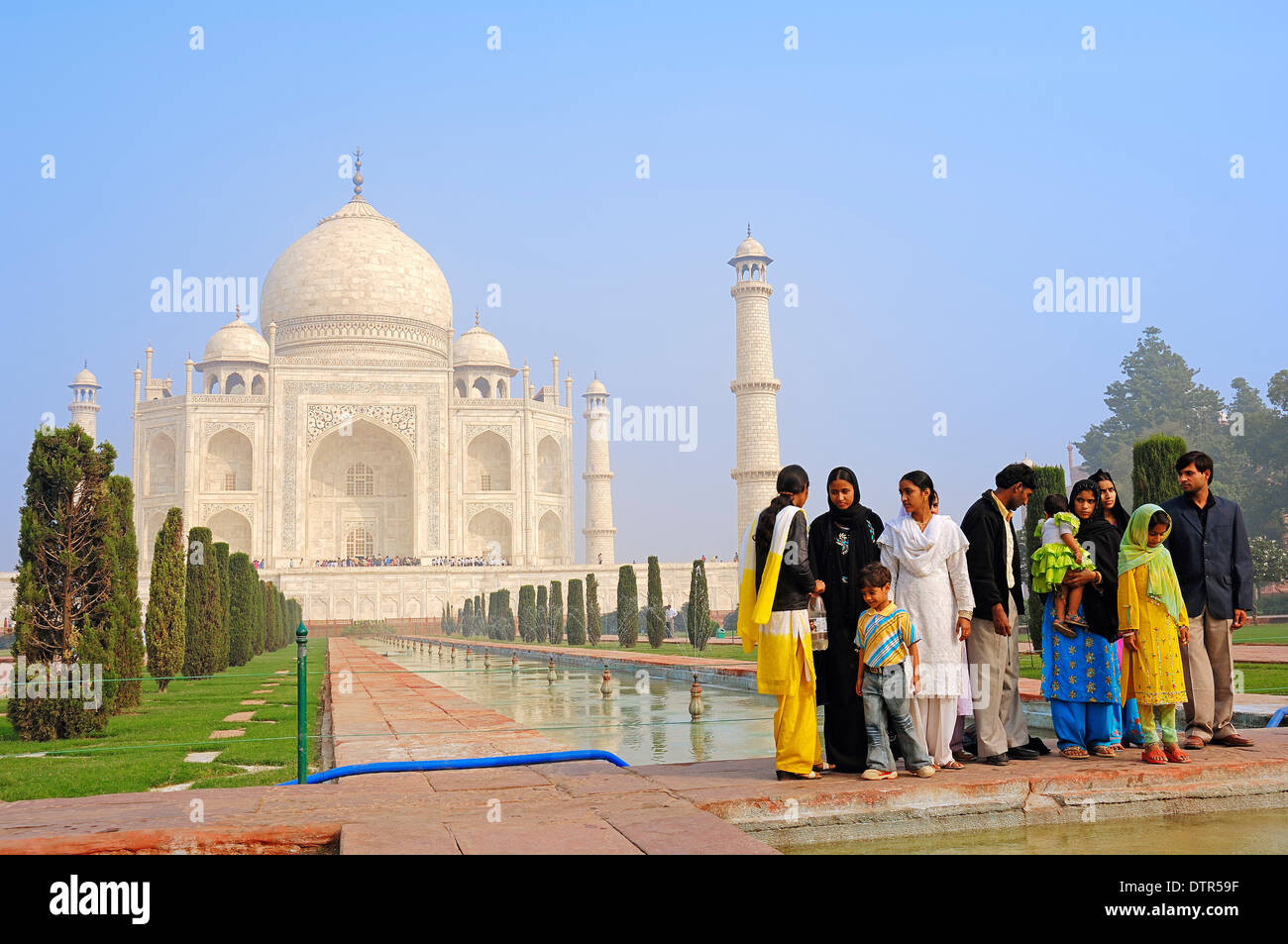 Les gens en face du Taj Mahal, mausolée, construit par l'empereur Moghol Shah Jahan en mémoire de son épouse Mumtaz Mahal Banque D'Images