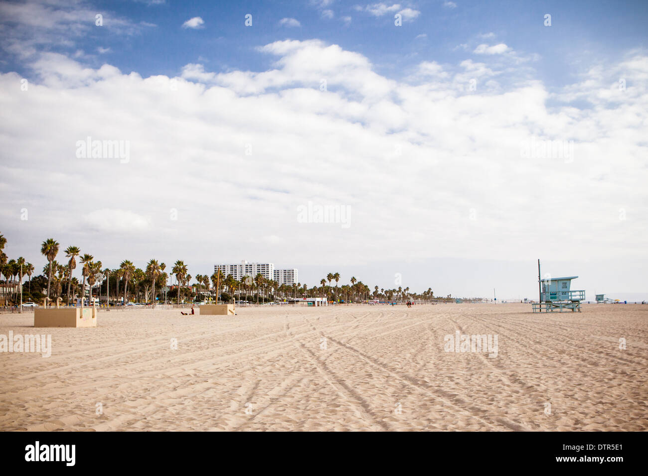 Maisons et condos bordent le front de mer de Santa Monica près de la jetée de Santa Monica à Los Angeles, Californie, USA Banque D'Images