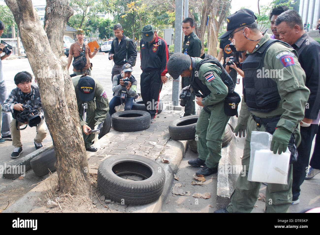 Bangkok, Thaïlande. Feb 23, 2014. Les policiers thaïlandais vérifier un lance-grenades M79 trouvé à une aire de stationnement entre le tribunal civil et la cour d'appel sur ratchadapisek road, à Bangkok, Thaïlande, le 23 février 2014. Credit : Rachen Sageamsak/Xinhua/Alamy Live News Banque D'Images