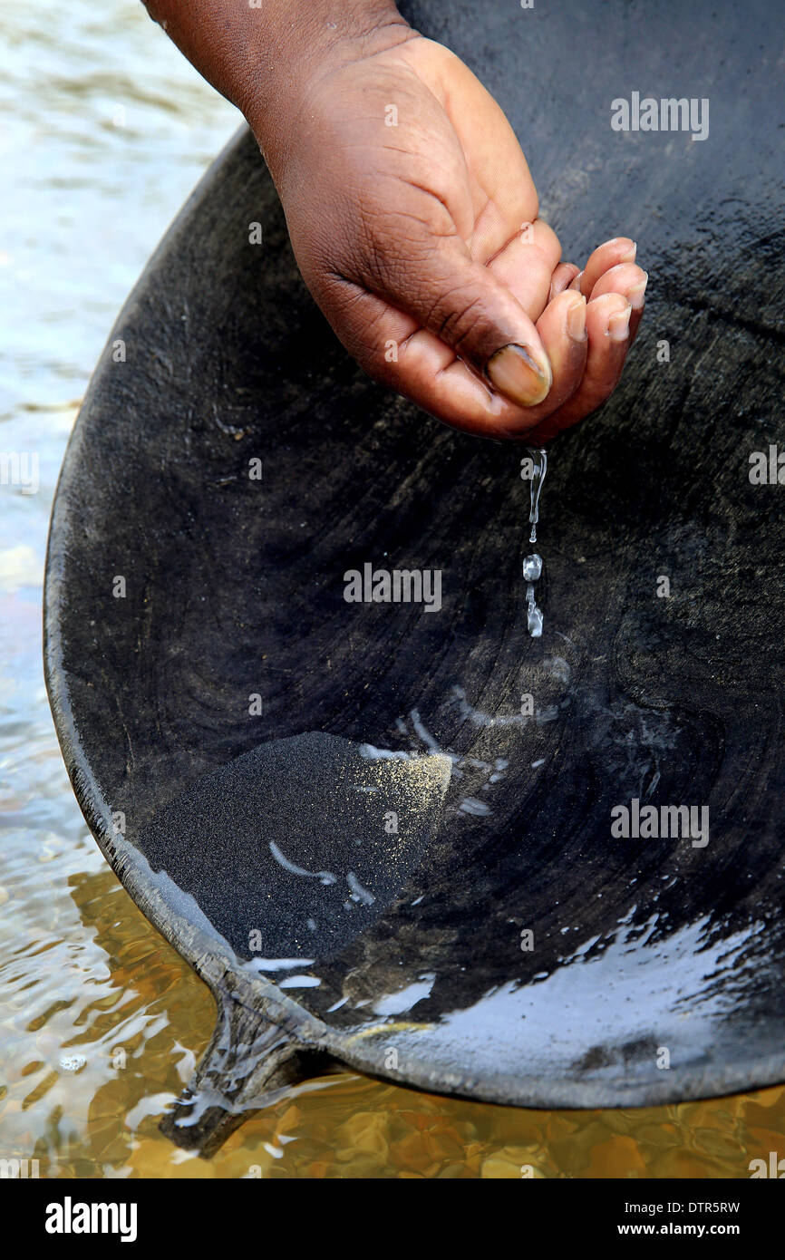Lavage des mains d'or dans une batée, Choco, Colombie-Britannique, province de l'Amérique du Sud Banque D'Images