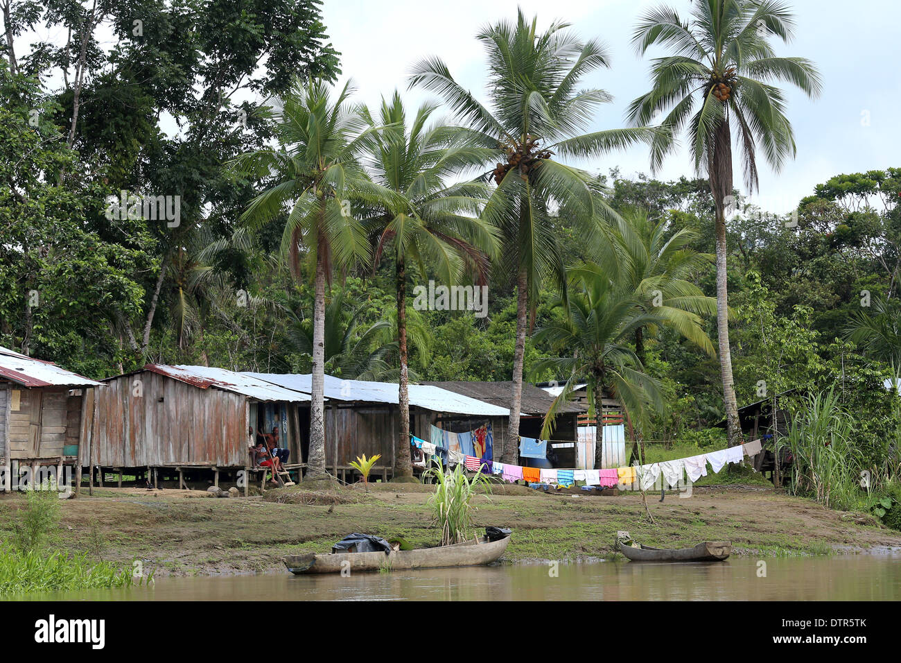 Abris d'un village dans la forêt tropicale, rivière Rio Choco Baude, province, la Colombie, l'Amérique Banque D'Images