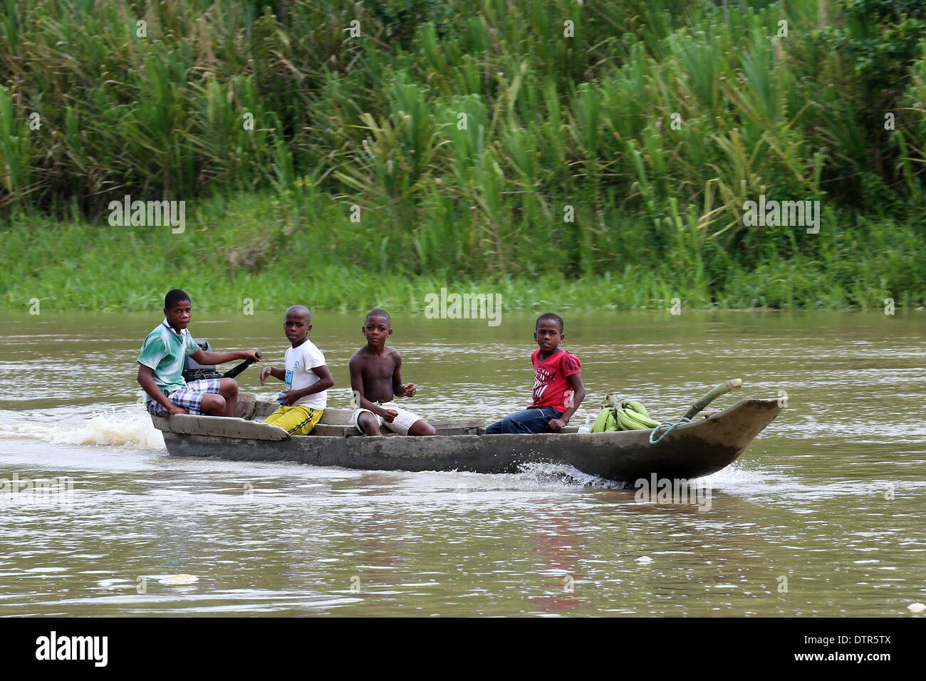 Les enfants dans une pirogue voile chargé avec les bananes, rivière Rio Baude, Choco, Colombie-Britannique, Province Sud Amériques Banque D'Images