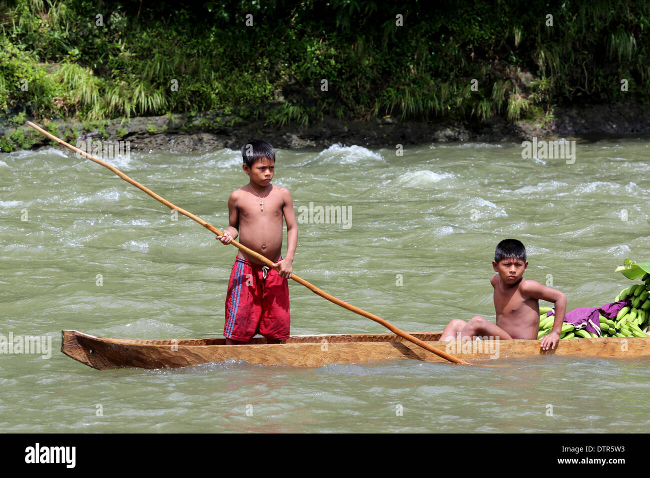Les enfants dans une pirogue voile chargé avec les bananes, rivière Rio Baude, Choco, Colombie-Britannique, Province Sud Amériques Banque D'Images