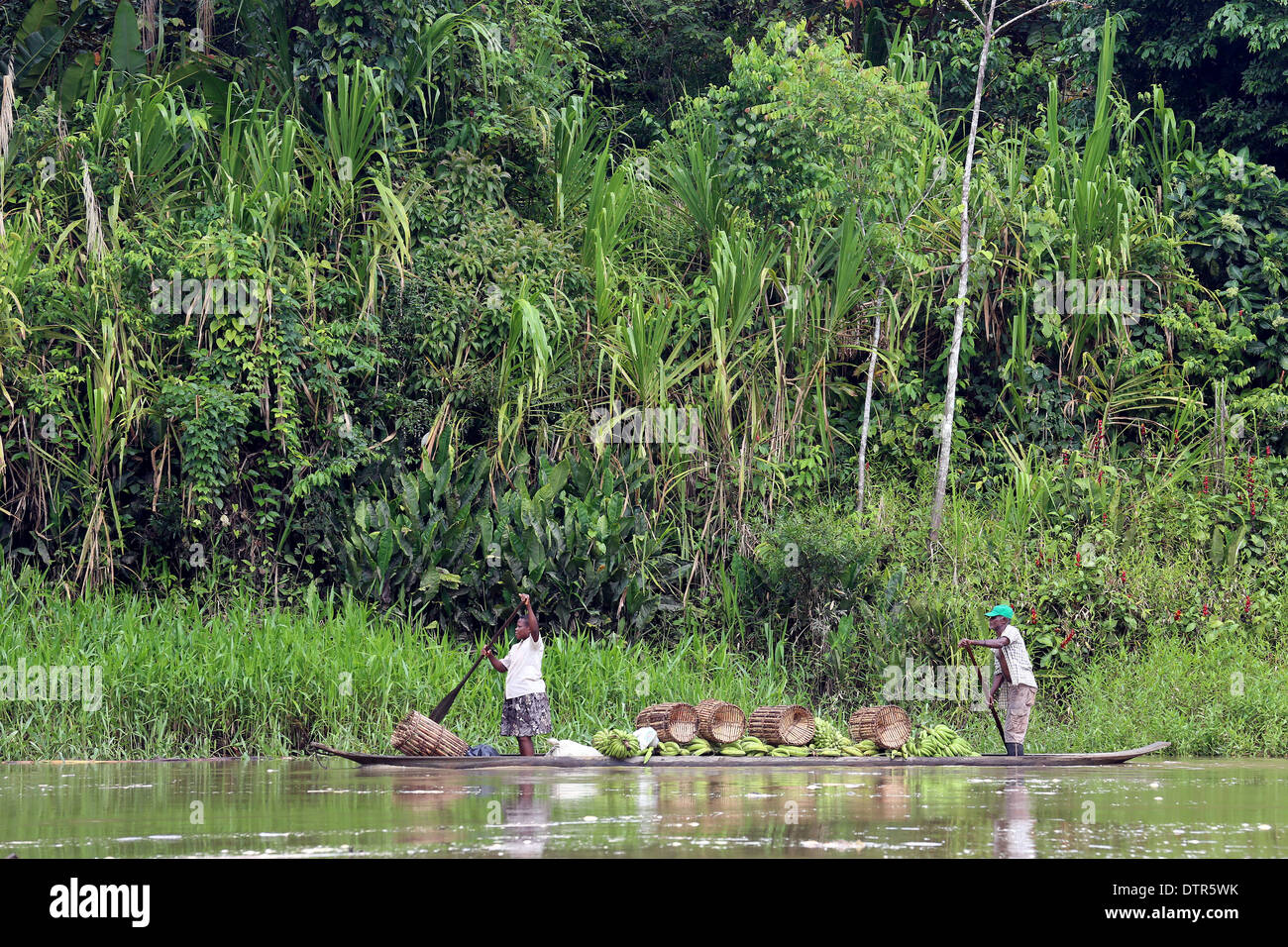 Bateau de pirogues chargées de bananes, rivière Rio Baude, Choco, Colombie-Britannique, Province Sud Amériques Banque D'Images