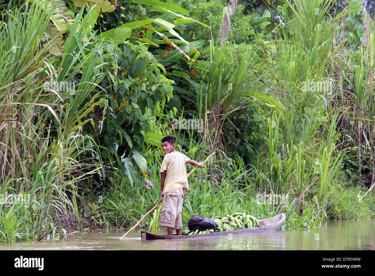 Bateau de pirogues chargées de bananes, rivière Rio Baude, Choco, Colombie-Britannique, Province Sud Amériques Banque D'Images