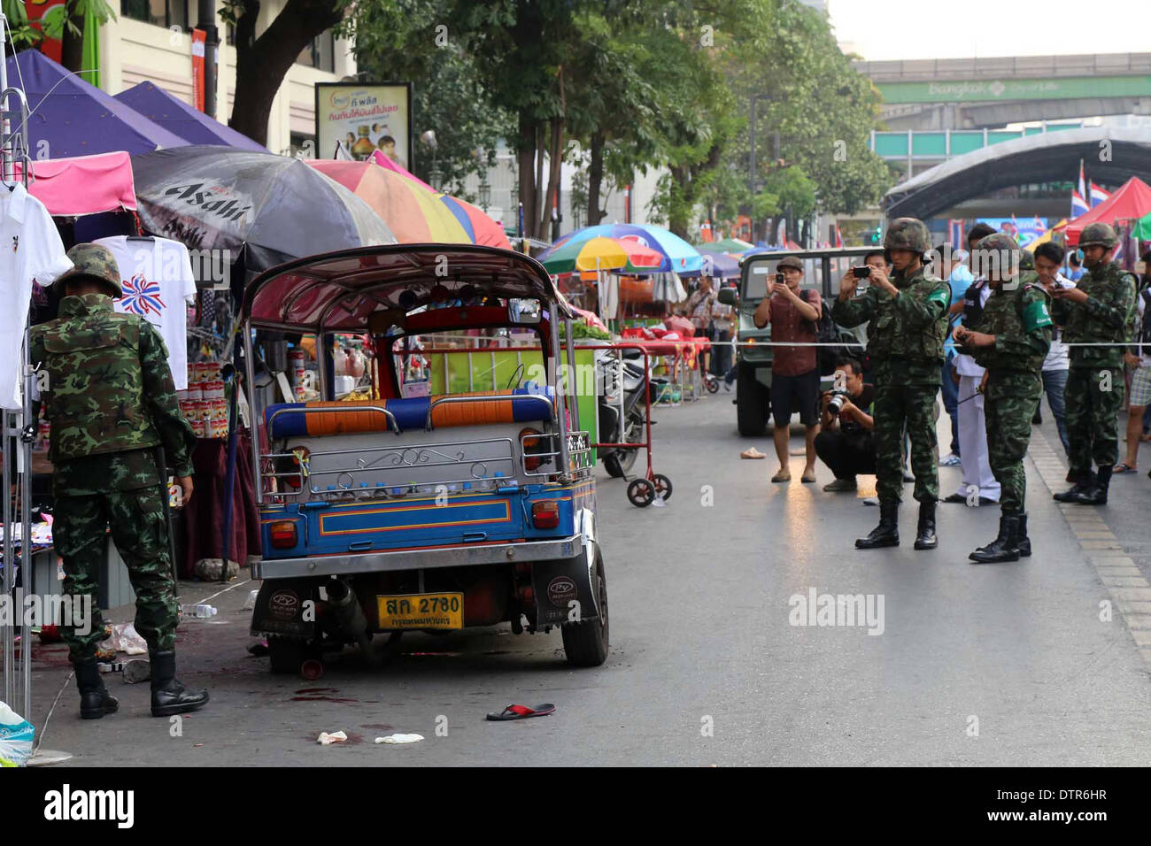 Bangkok, Thaïlande. Feb 23, 2014. Des soldats thaïlandais vérifier le site de l'explosion d'une bombe à Bangkok, Thaïlande, le 23 février 2014. Au moins 24 personnes, dont trois enfants, ont été blessés dans l'explosion d'une bombe près d'un site de protestation contre le gouvernement dans la capitale thaïlandaise de Bangkok le dimanche après-midi, les médias locaux ont rapporté. Credit : Rachen Sageamsak/Xinhua/Alamy Live News Banque D'Images