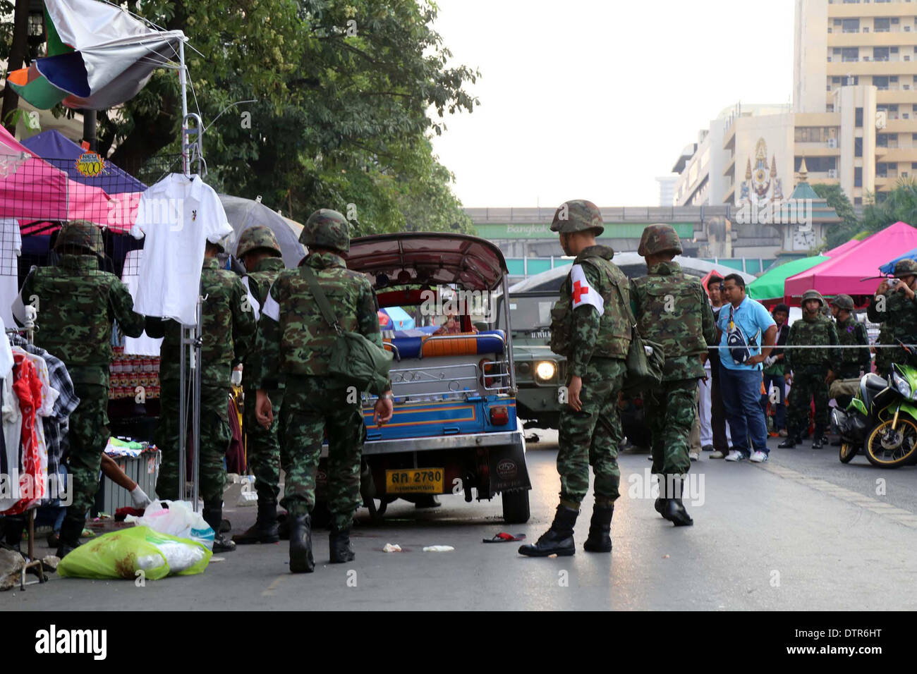 Bangkok, Thaïlande. Feb 23, 2014. Des soldats thaïlandais vérifier le site de l'explosion d'une bombe à Bangkok, Thaïlande, le 23 février 2014. Au moins 24 personnes, dont trois enfants, ont été blessés dans l'explosion d'une bombe près d'un site de protestation contre le gouvernement dans la capitale thaïlandaise de Bangkok le dimanche après-midi, les médias locaux ont rapporté. Credit : Rachen Sageamsak/Xinhua/Alamy Live News Banque D'Images