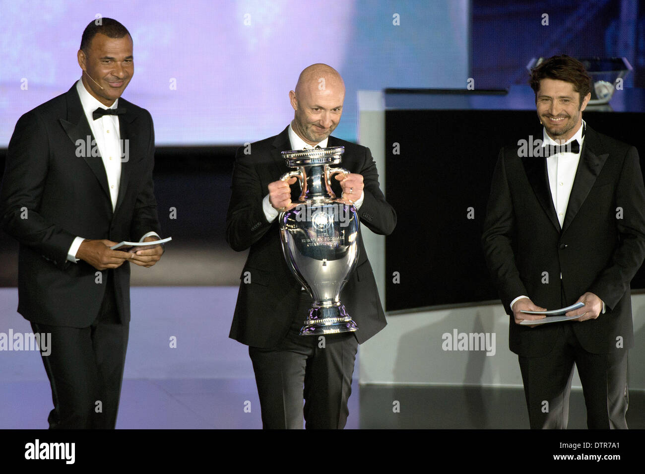 Nice, France. Feb 23, 2014. L'ancien gardien de l'équipe nationale française Fabien Barthez (C) porte l'euro trophy avec d'anciens coéquipiers national Bixente Lizarazu (R) et pour l'équipe des joueur Ruud Gullit lors du tirage pour le groupe D pour la qualification de l'euro à Nice, France, 23 février 2014. Le tirage au sort pour les qualifications de l'EURO 2016 aura lieu le dimanche en France. Au départ, 24 équipes participeront au tournoi. Photo : FEDERICO GAMBARINI/dpa/Alamy Live News Banque D'Images