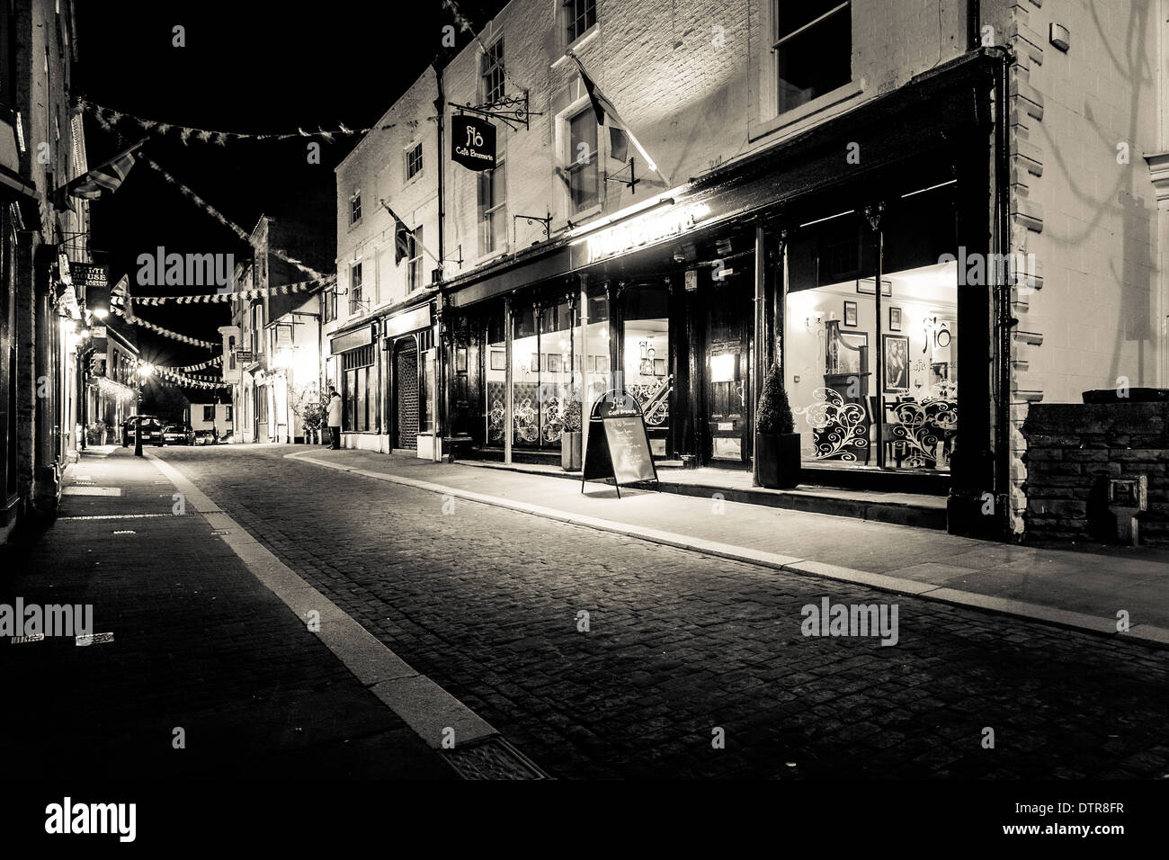 Le noir et blanc Scène de rue la nuit, Ripon, North Yorkshire, Angleterre Banque D'Images