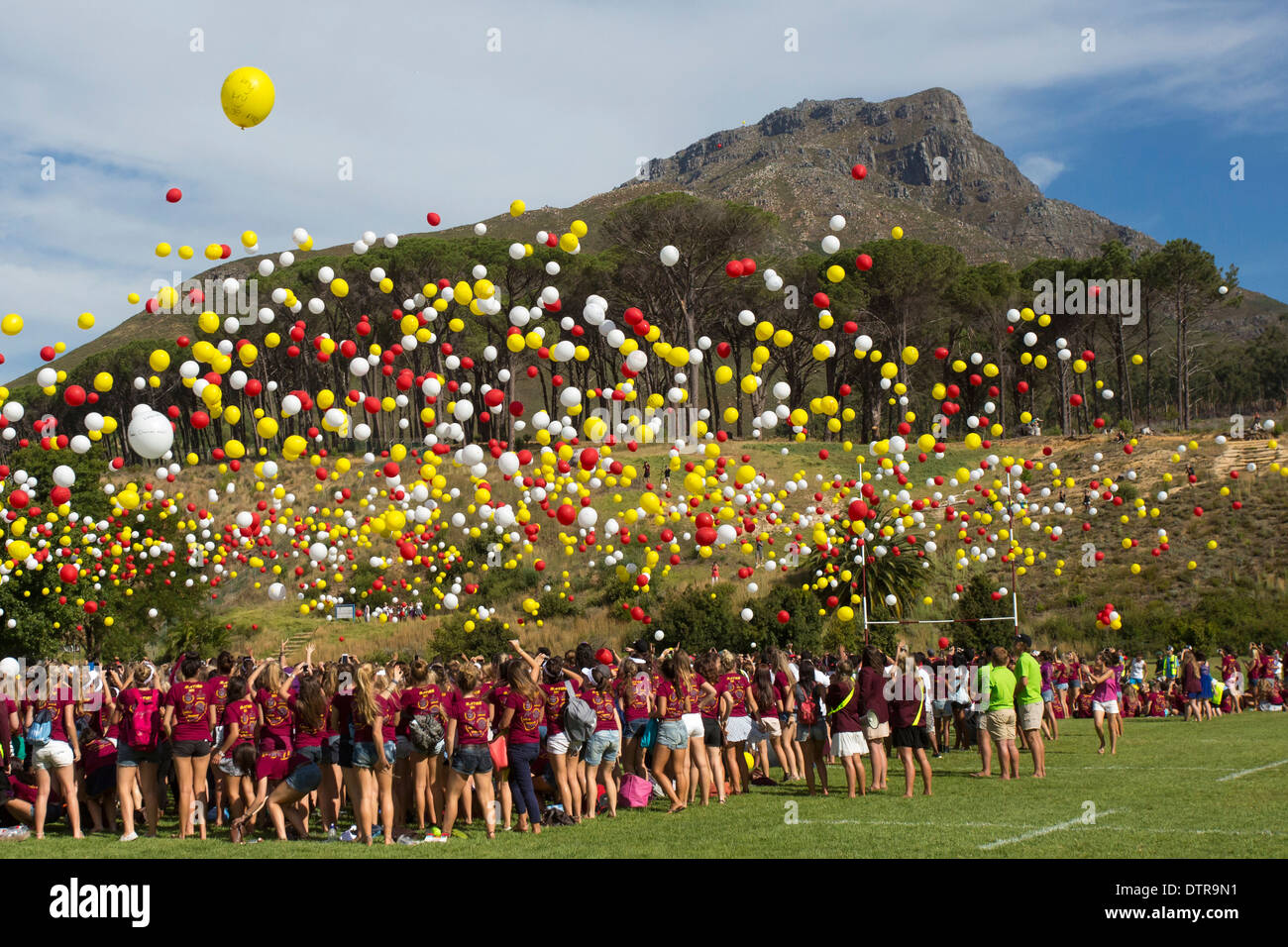 Ballons d'être libéré dans l'air par les étudiants de première année de l'Université de Stellenbosch Banque D'Images