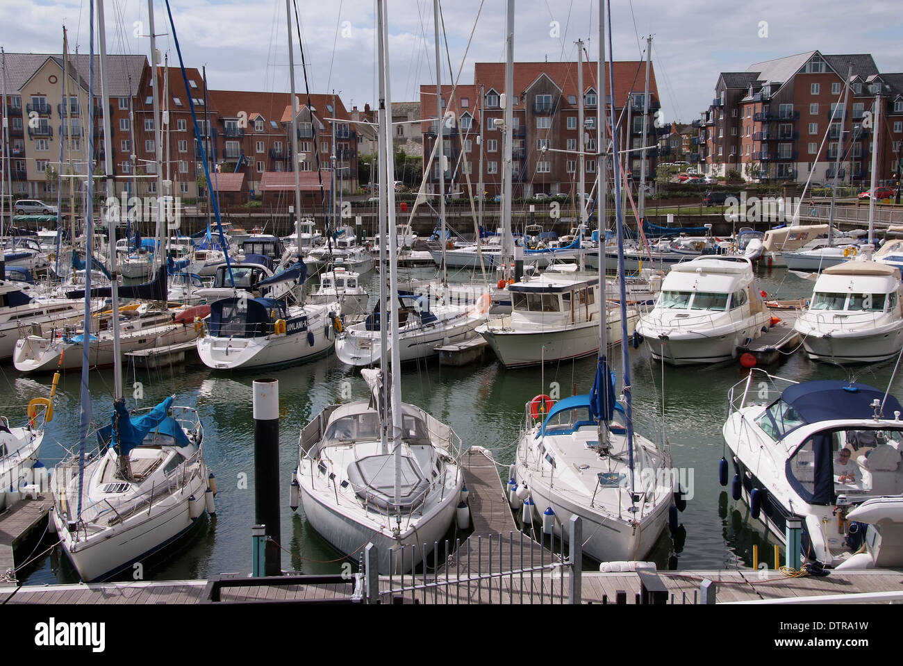 Weymouth, dans le Dorset, montrant la plage, la marina, port, statue du Prince Régent, promenade et un punch & Judy Show. Banque D'Images