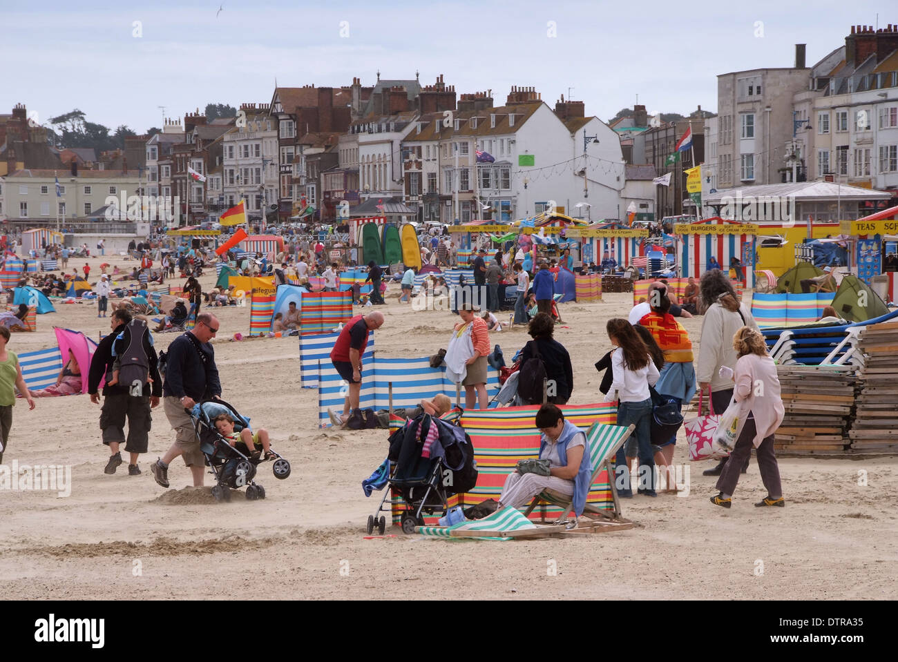 Weymouth, dans le Dorset, montrant la plage, la marina, port, statue du Prince Régent, promenade et un punch & Judy Show. Banque D'Images
