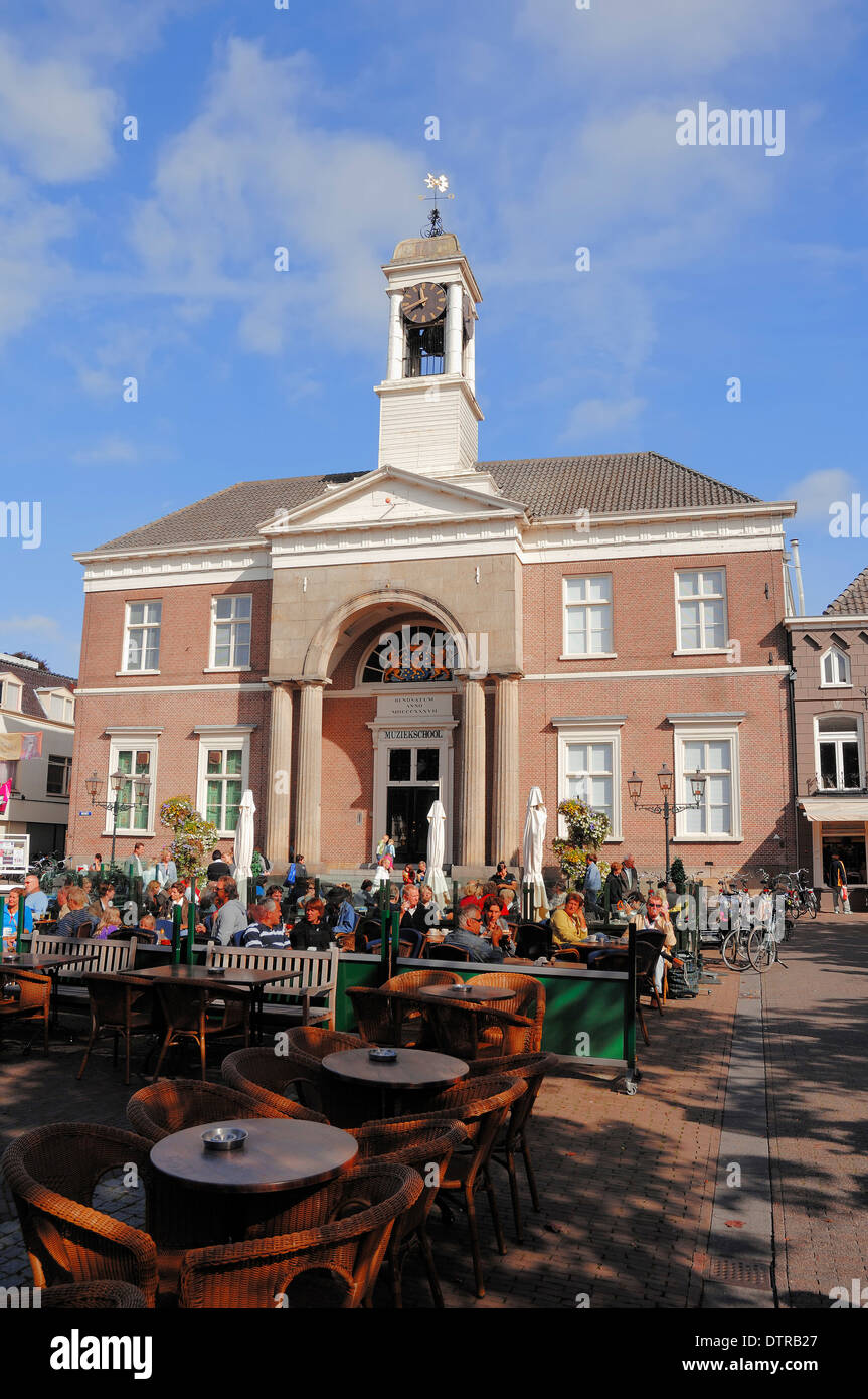 Cafe de la chaussée en face de l'ancien hôtel de ville, maintenant une école de musique, Harderwijk, Gueldre, Pays-Bas Banque D'Images