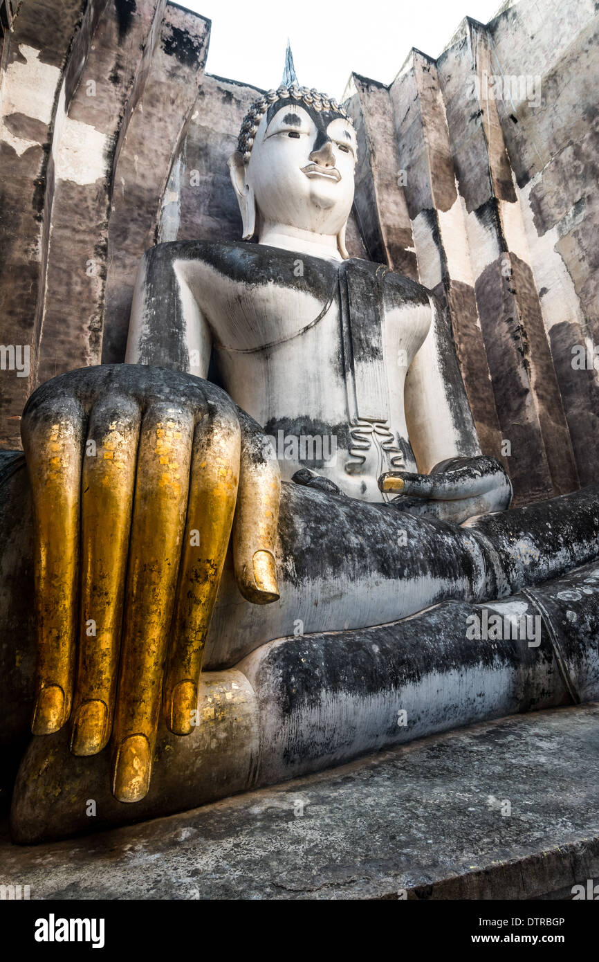 700 ans l'ancienne statue du grand bouddha Sukhothai, Thaïlande. Nommé Talkable statue de bouddha, Wat Si Chum temple, Sukhothai, Thaïlande Banque D'Images
