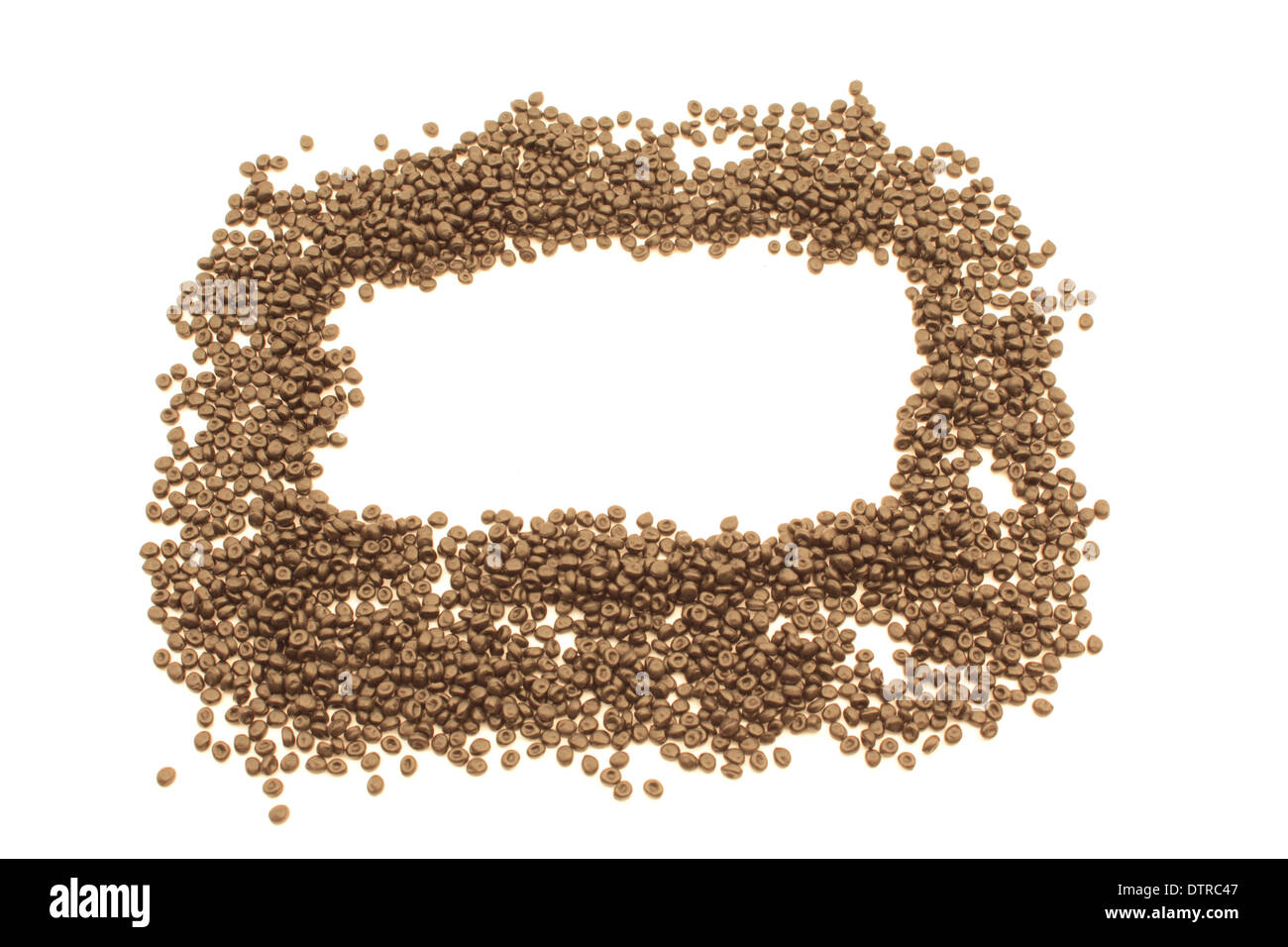 Cadre vide de granules de plastique sur fond blanc Banque D'Images