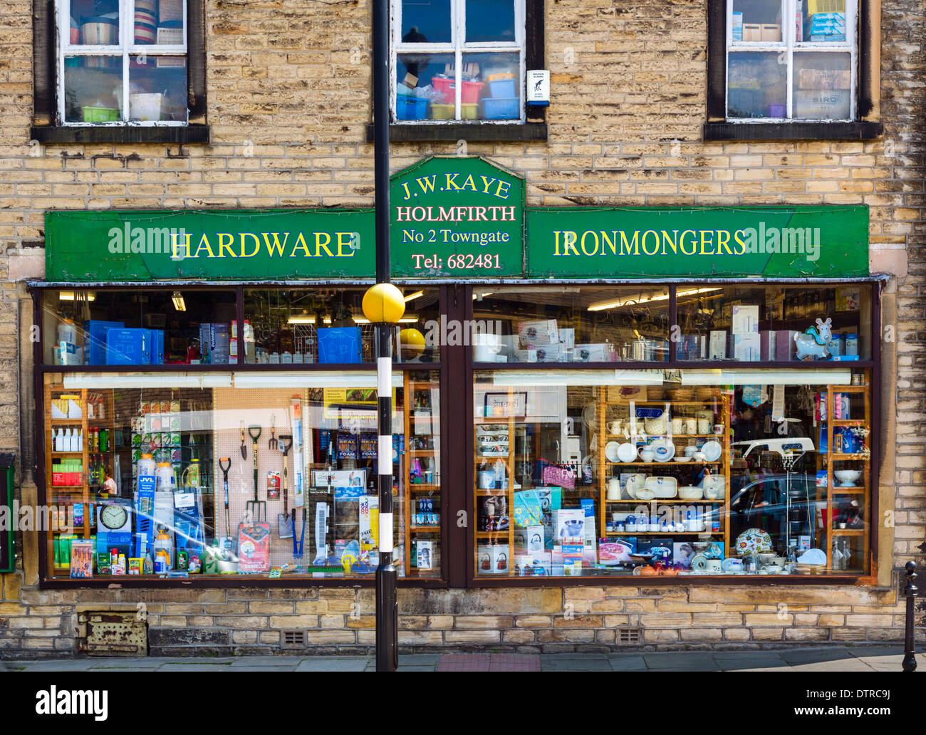 Magasin de matériel traditionnel dans le centre-ville, Holmfirth, West Yorkshire, England, UK Banque D'Images
