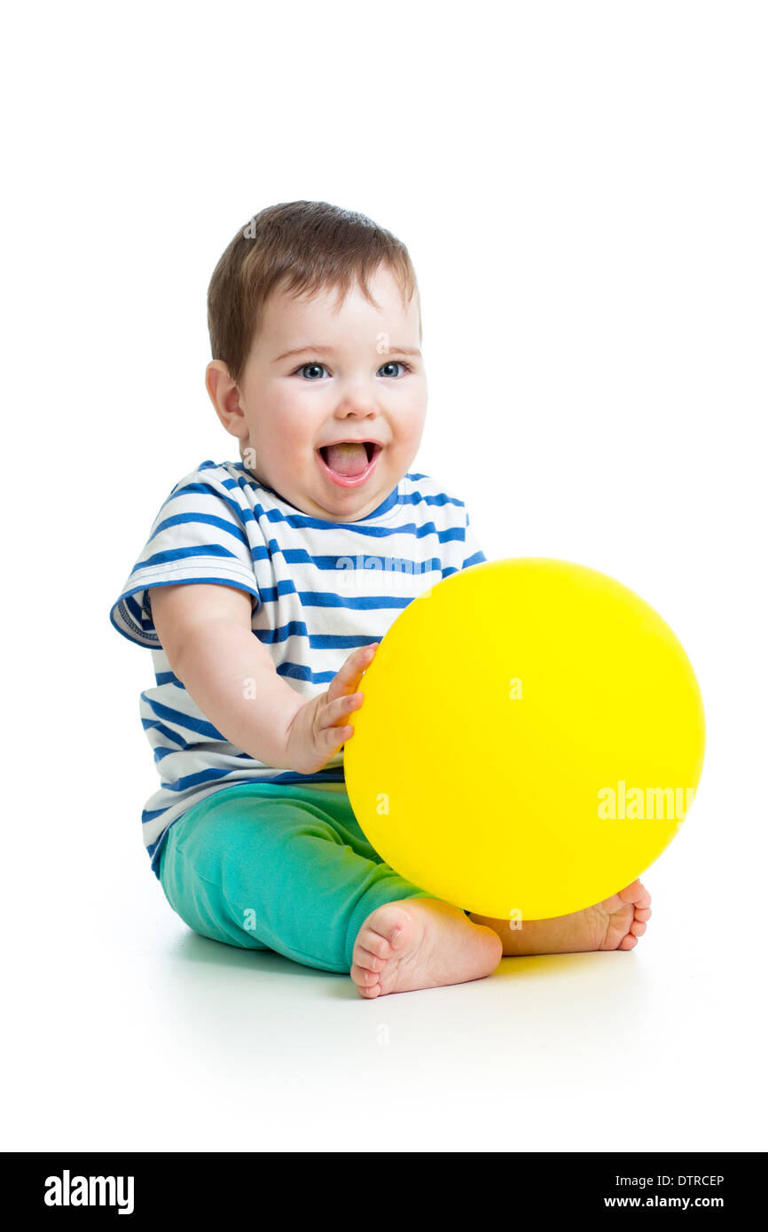 Cheerful baby avec ballon en main isolé Banque D'Images