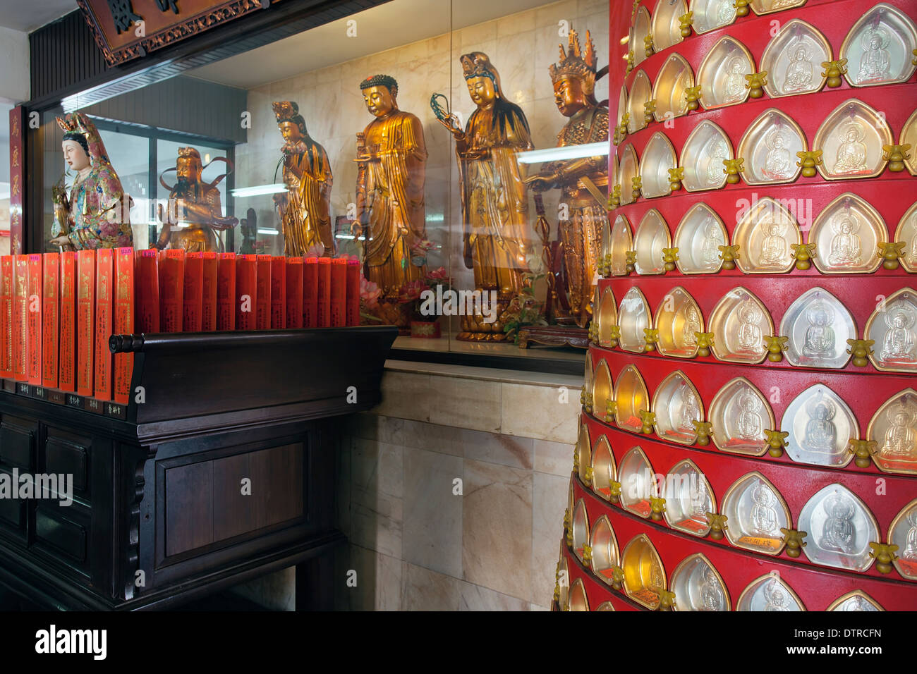 Amulettes et Statues de Bouddha à déesse de la Miséricorde Temple chinois de Malacca en Malaisie Banque D'Images