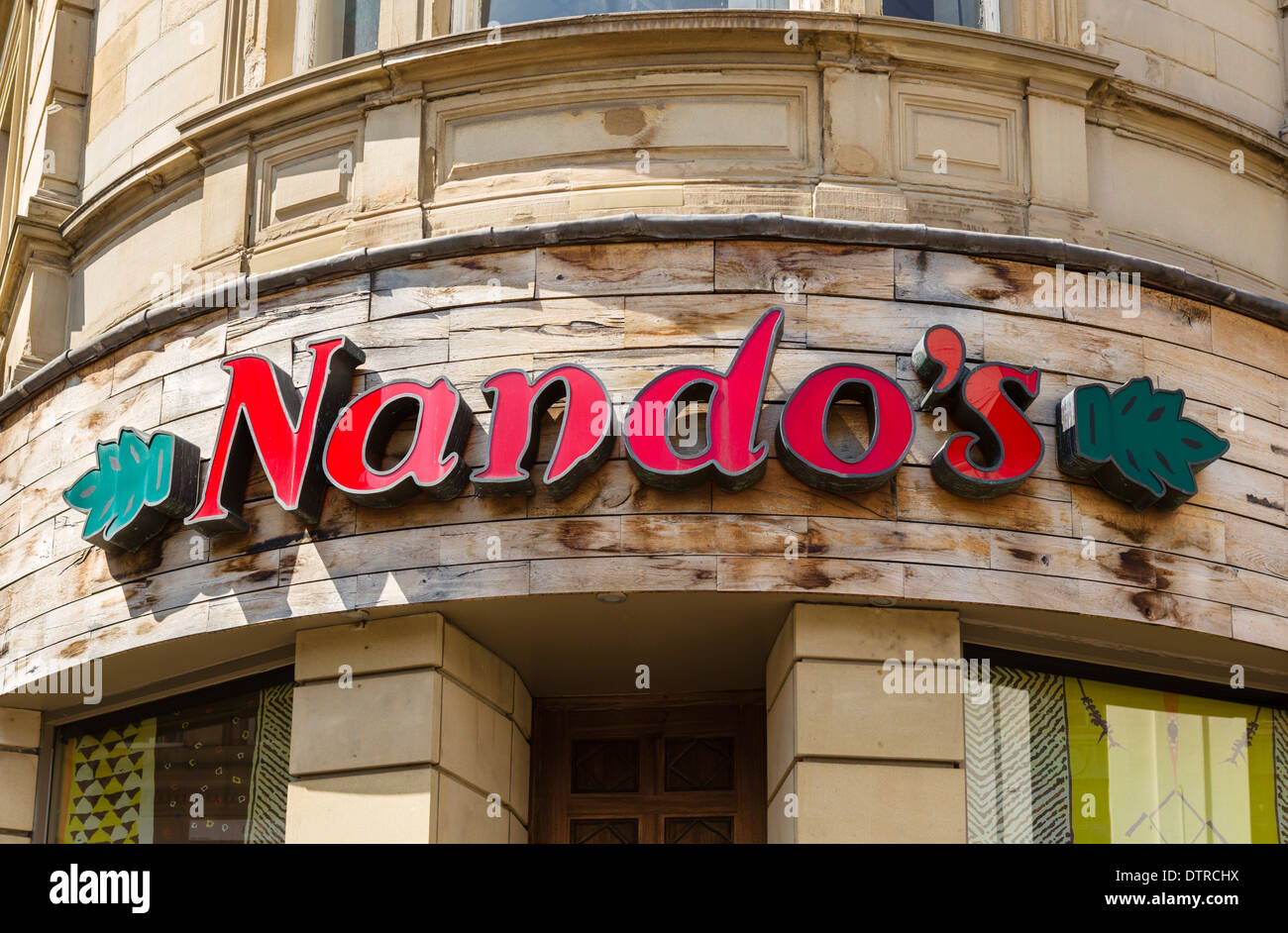 Nando's restaurant dans le centre ville, Huddersfield, West Yorkshire, England, UK Banque D'Images