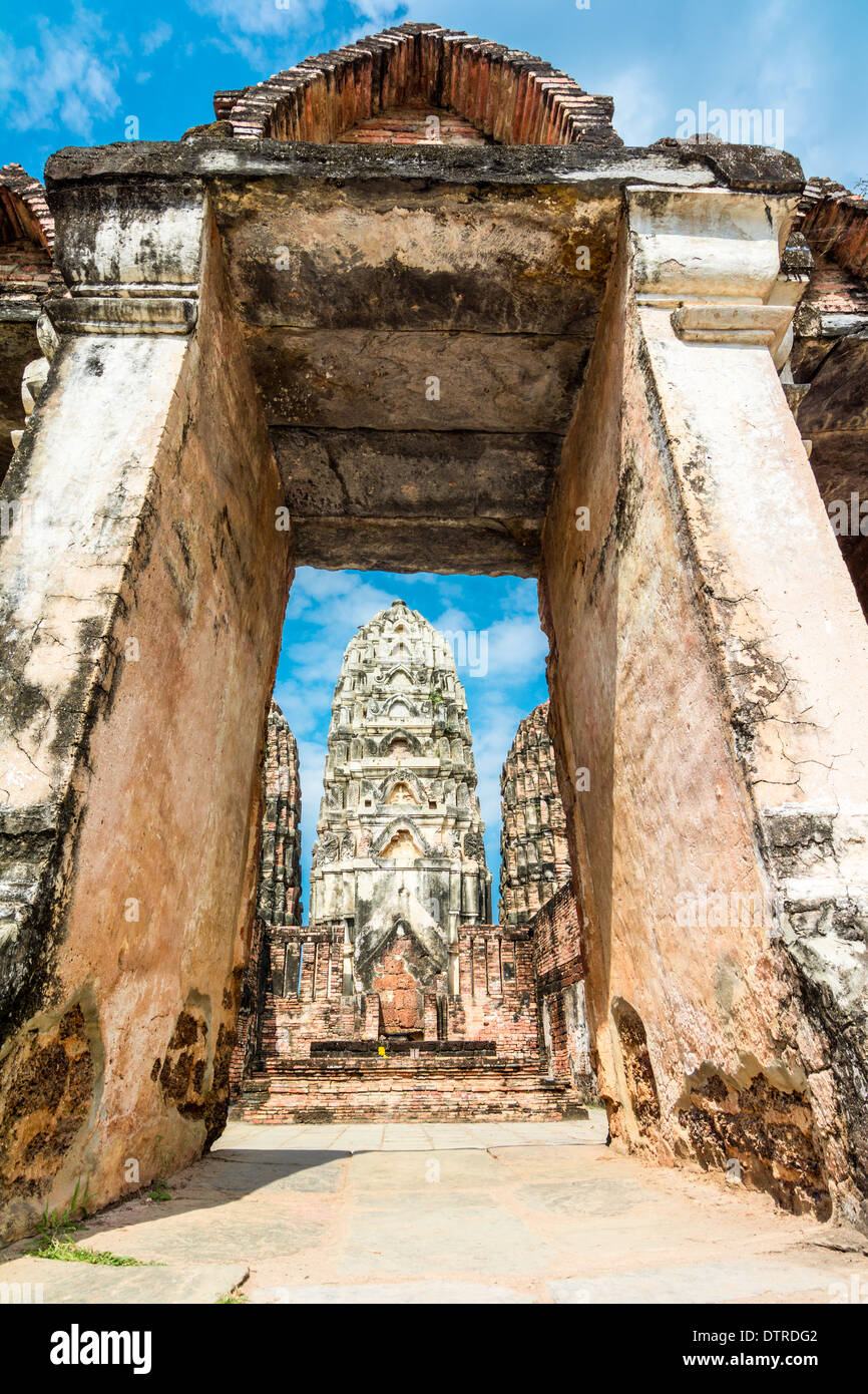 L'entrée du temple Wat Sri Sawat à Sukhothai Historical Park, centre de la Thaïlande. Banque D'Images