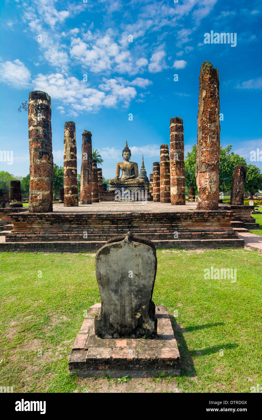 Boudha assis en Wat Mahathat, parc historique qui porte sur les ruines de la vieille ville de Sukhothai, Thailanda Banque D'Images