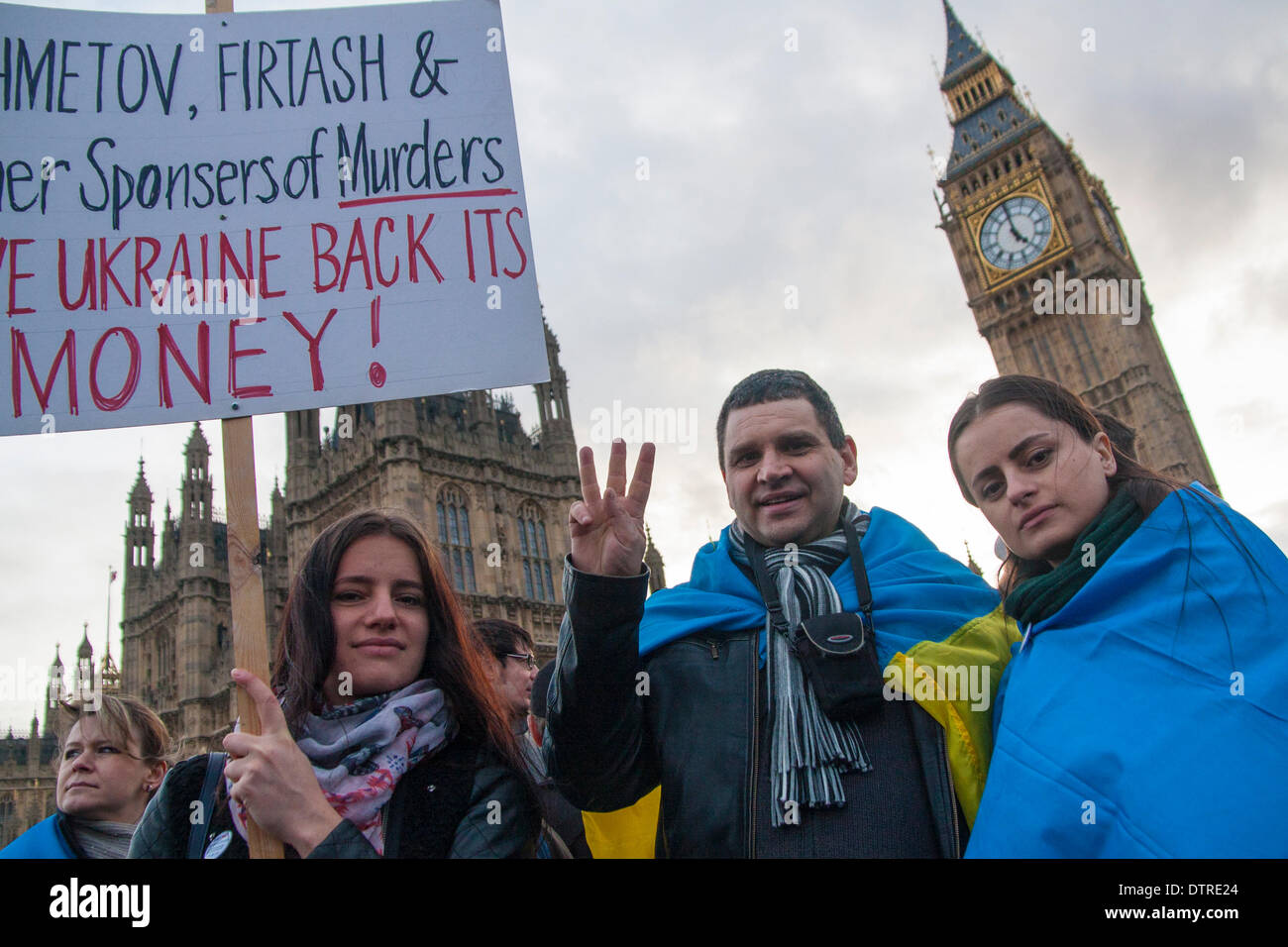 Londres, Royaume-Uni. Feb 23, 2014. Des centaines d'Ukrainiens ont formé une chaîne humaine sur le pont de Westminster pour célébrer la sortie de puissance du régime de Ianoukovitch, et pour pleurer les scores tués au cours de l'insurrection de Kiev dans la semaine précédente. Crédit : Paul Davey/Alamy Live News Banque D'Images