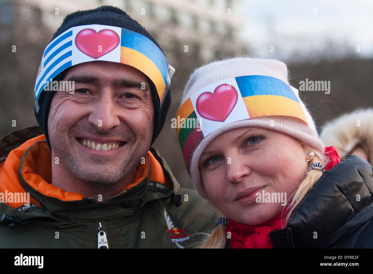 Londres, Royaume-Uni. Feb 23, 2014. Des centaines d'Ukrainiens ont formé une chaîne humaine sur le pont de Westminster pour célébrer la sortie de puissance du régime de Ianoukovitch, et pour pleurer les scores tués au cours de l'insurrection de Kiev dans la semaine précédente. Crédit : Paul Davey/Alamy Live News Banque D'Images