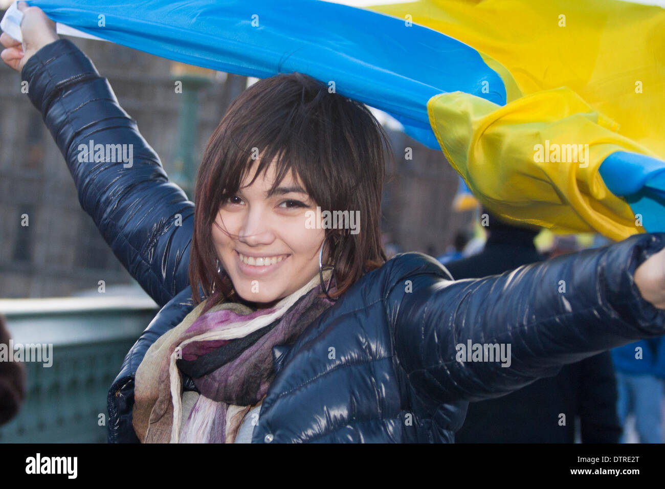 Londres, Royaume-Uni. Feb 23, 2014. Des centaines d'Ukrainiens ont formé une chaîne humaine sur le pont de Westminster pour célébrer la sortie de puissance du régime de Ianoukovitch, et pour pleurer les scores tués au cours de l'insurrection de Kiev dans la semaine précédente. Crédit : Paul Davey/Alamy Live News Banque D'Images