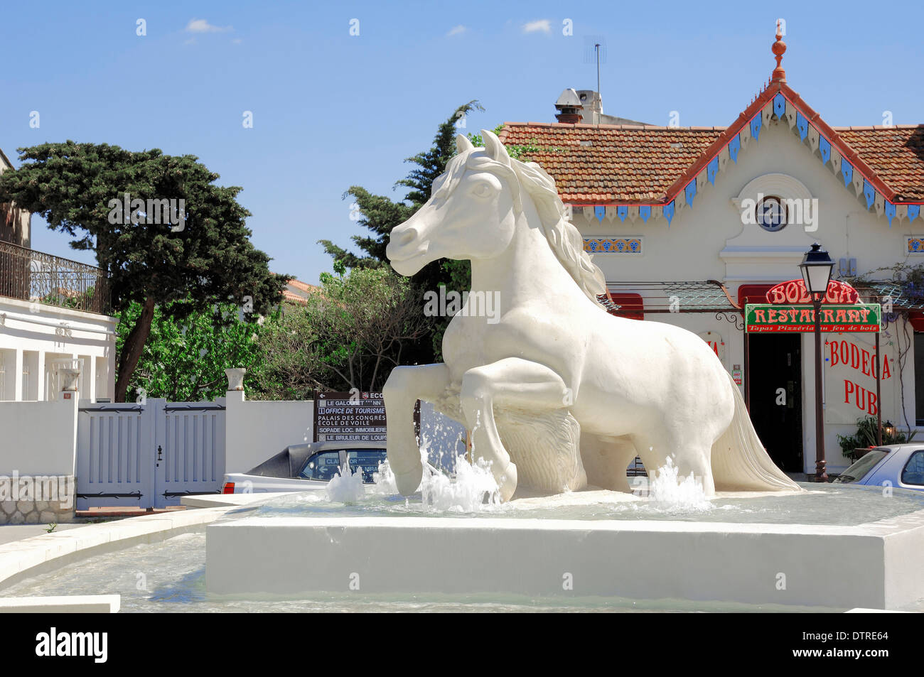 Statue de cheval de Camargue à fontaine, Les Saintes-Maries-de-la-Mer, Camargue, Bouches-du-Rhône, Provence-Alpes-Côte d'Azur Banque D'Images