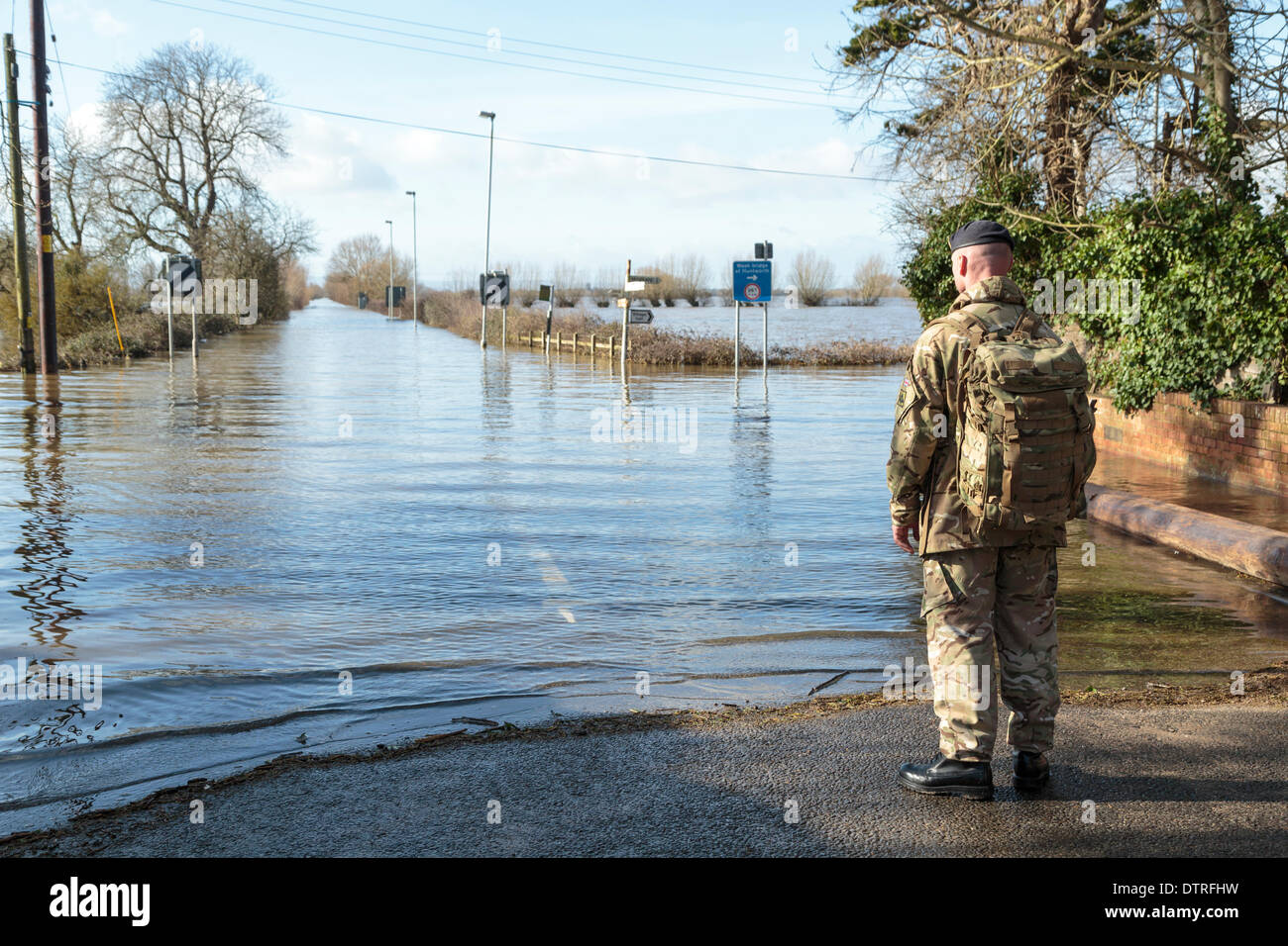 Burrowbridge, UK. Feb 22, 2014. Un commando de l'armée observe les inondations à Burrowbridge sur Somerset Levels, 22 février 2014. Une équipe de soldats hautement qualifiés a été rédigé dans l'pour transporter les approvisionnements de pétrole et de pièces mécaniques pour Saltmoor où la station de pompage de l'eau Madikwe River Lodge est pompée dans la rivière à marées Parrett pour apporter du secours à la zone inondée. Ce sont les pires inondations dans les niveaux de Somerset dans l'histoire vivante. Banque D'Images