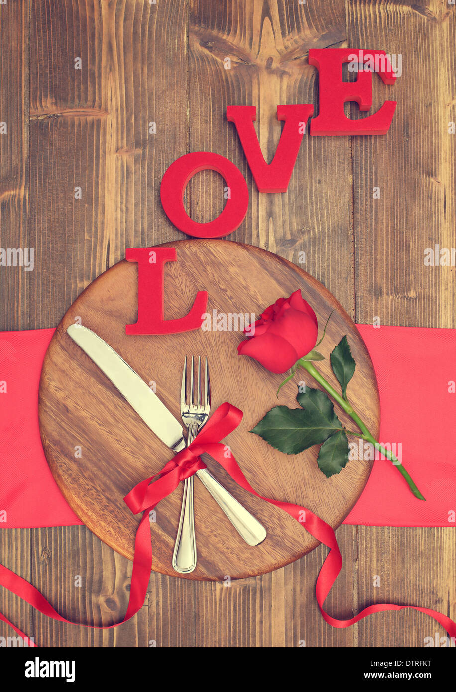 Valentine de table avec couverts et red rose Banque D'Images