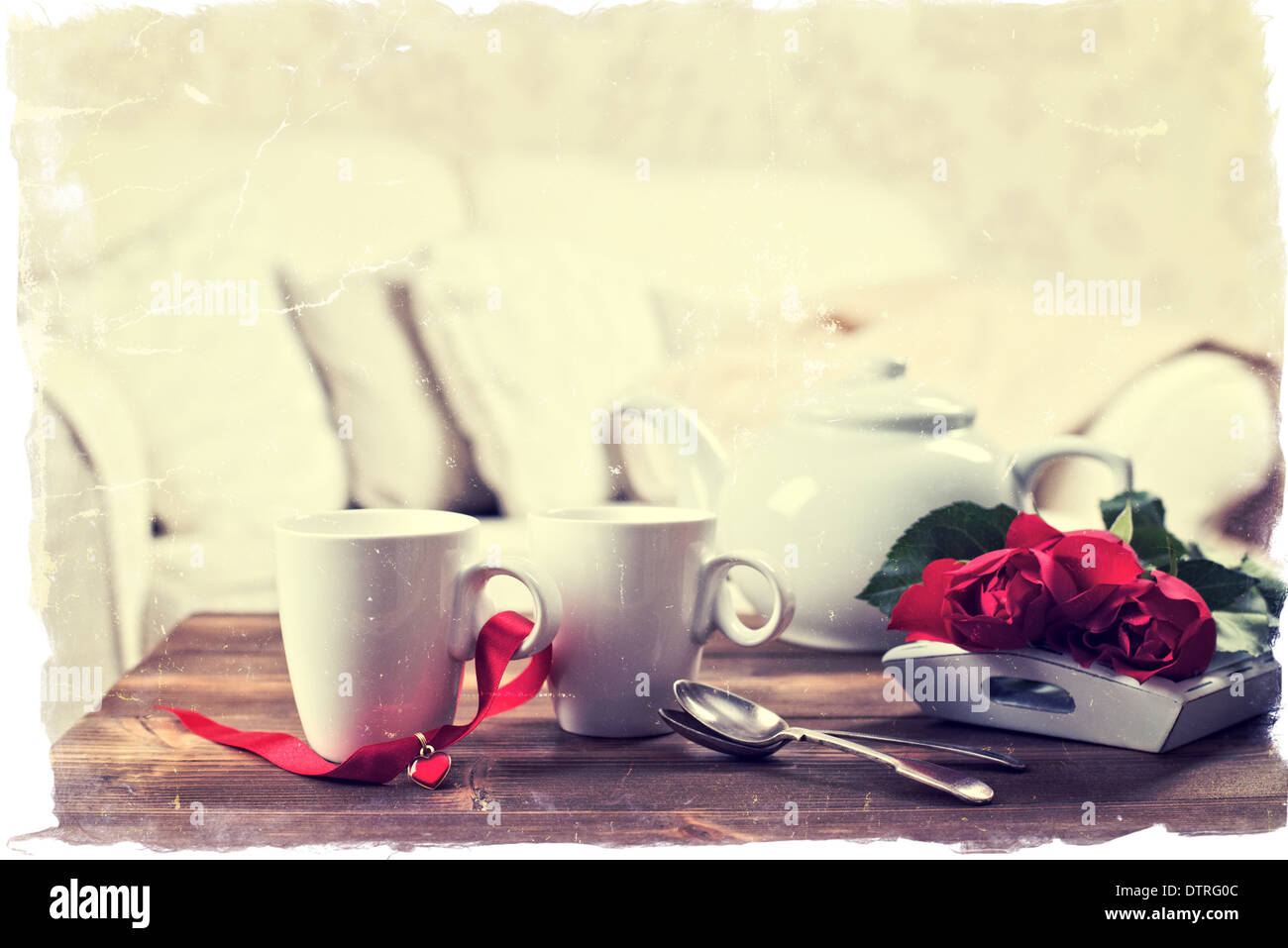 Tasses de Thé avec des roses pour la Saint-Valentin - tonalité vintage style effet vieille photo Banque D'Images