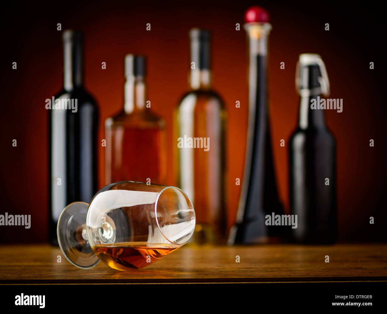 Nature morte avec verre de cognac et différentes bouteilles d'alcool des boissons Banque D'Images