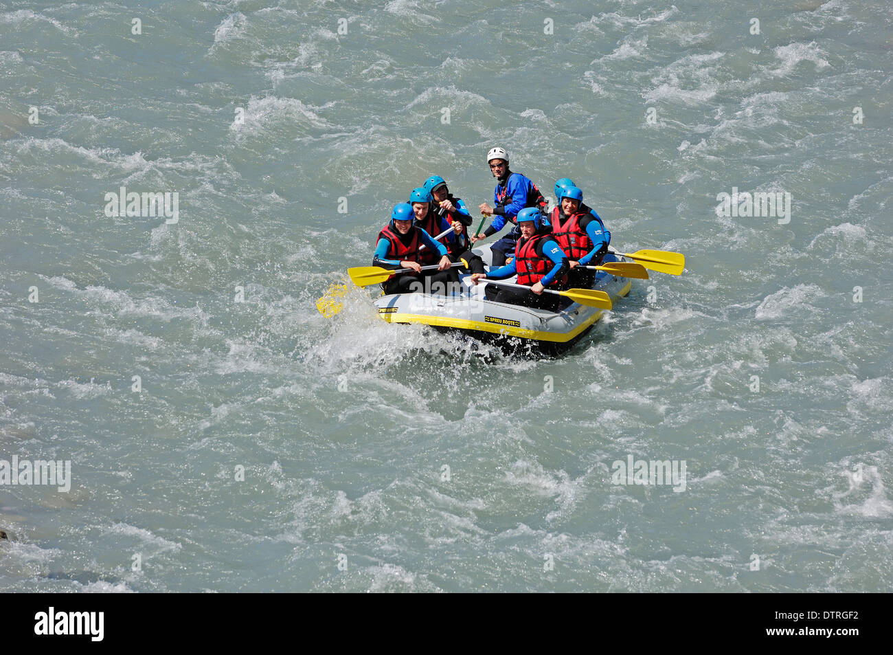 Rafting sur le fleuve Var, Alpes-Maritimes, Provence-Alpes-Cote d'Azur, dans le sud de la France Banque D'Images