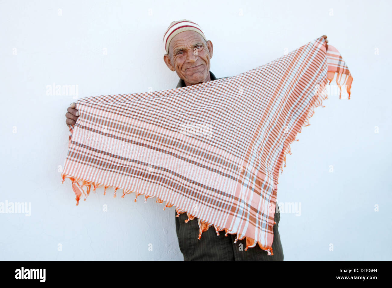 Kairouan, Tunisie - Septembre 16th, 2012 : Un vieil homme musulman foulards vente dans la rue de Kairouan, Tunisie. Banque D'Images