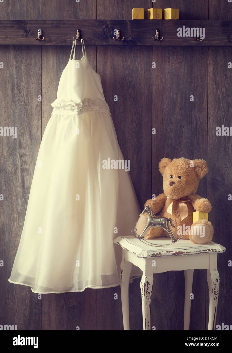 La chambre de petite fille avec de la robe et table avec teddy et cheval à bascule vintage - effet tonique Banque D'Images