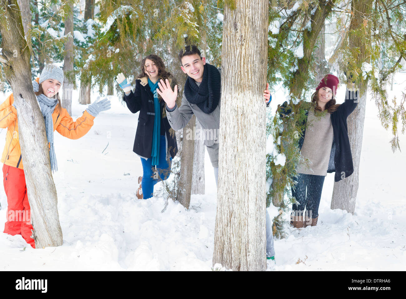 Un groupe de jeunes qui jouent dans la neige Banque D'Images