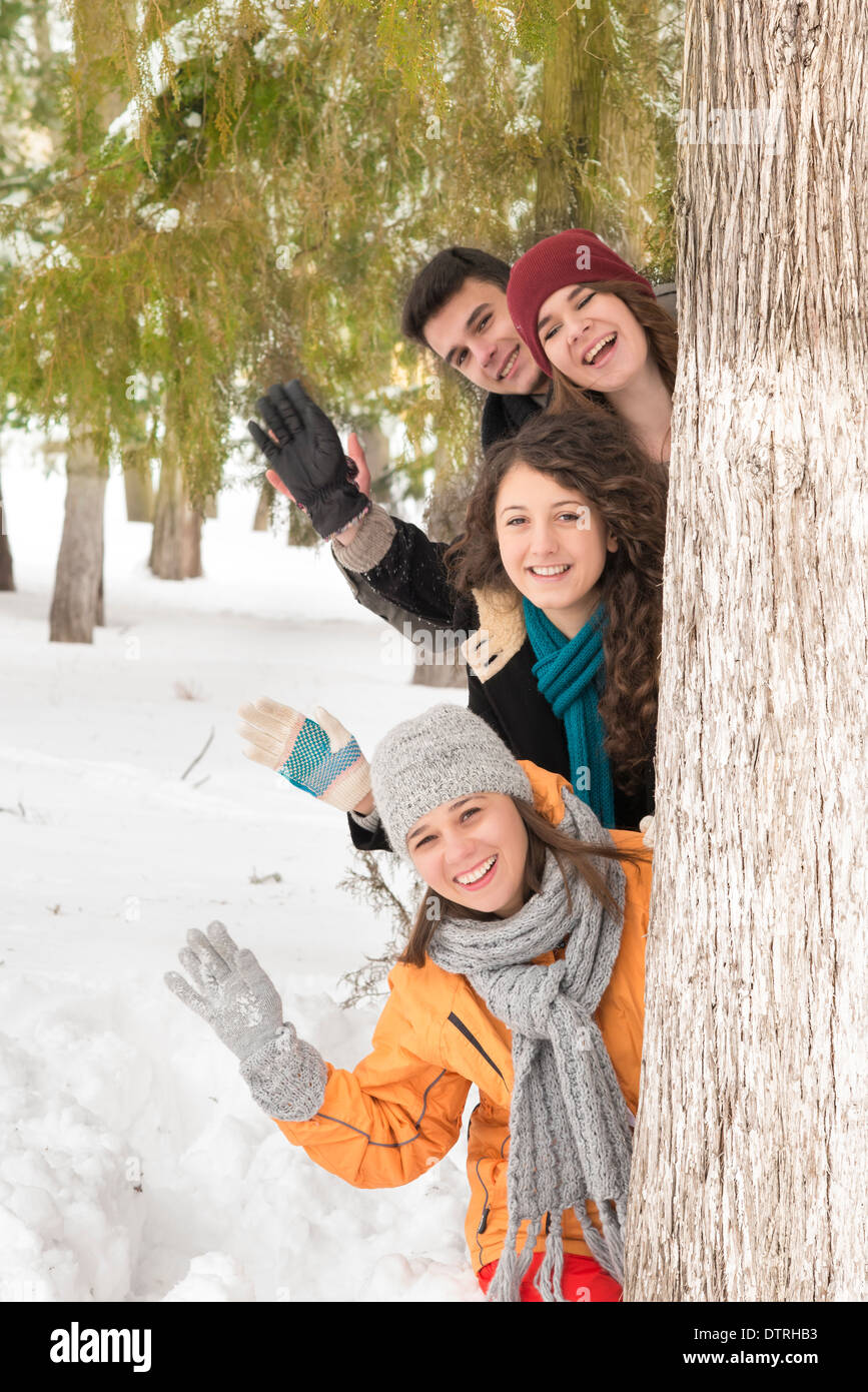 Un groupe de jeunes qui jouent dans la neige Banque D'Images