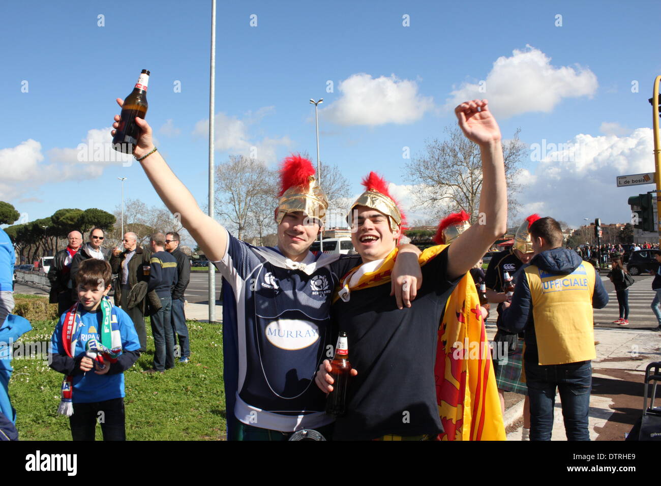 Rome, Italie. 22 février 2014 fans de rugby. l'extérieur du stade olympique de Rome pour le match des six nations l'Italie contre l'Ecosse. Credit : Gari Wyn Williams / Alamy Live News Banque D'Images