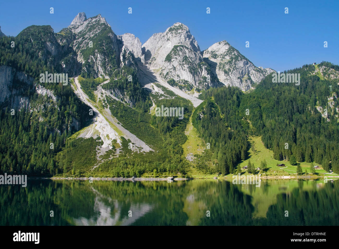 Montagnes bordant le lac Gosausee, dans la région du Salzkammergut, Autriche. Banque D'Images